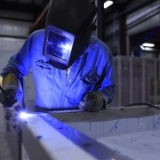 Soudeur prêt à faire une soudure