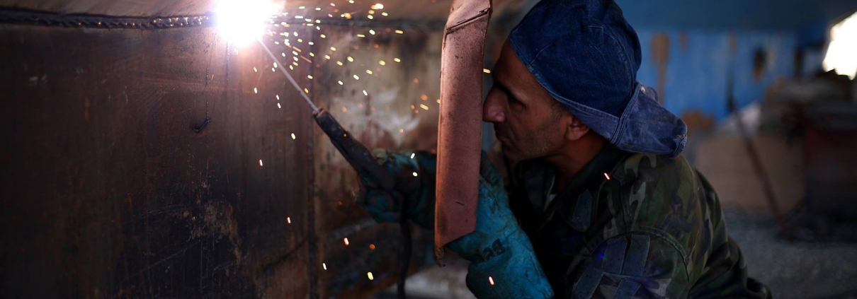 Soudeur utilisant une table plasma