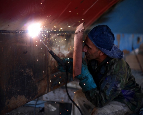 Soudeur utilisant une table plasma