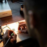 Personne en train d'effectuer une soudure délicate