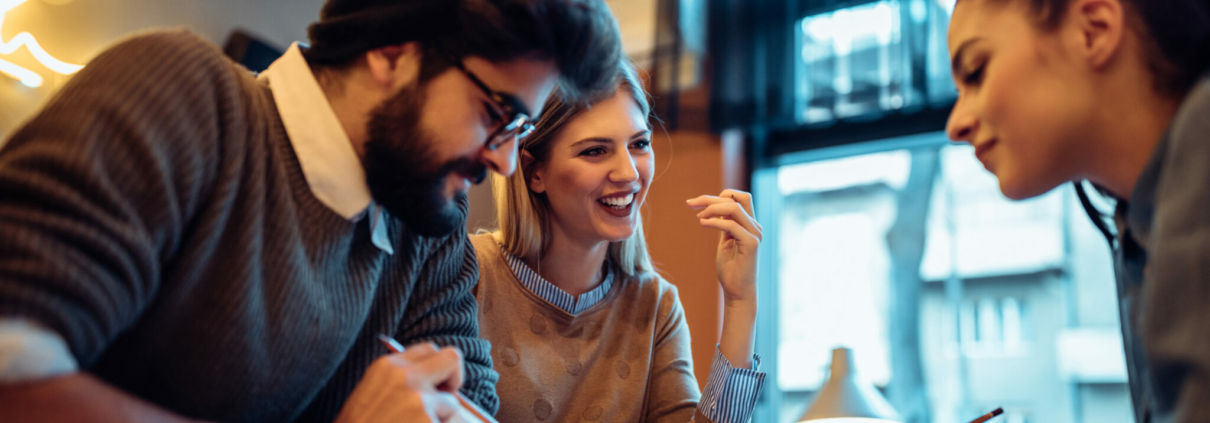 Jeunes gens discutant dans une école de soudage