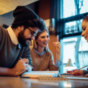 Jeunes gens discutant dans une école de soudage