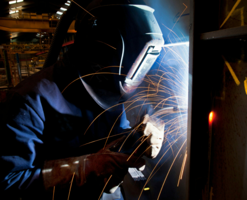 Homme utilisant une machine de soudage