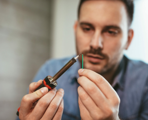 Homme examinant son matériel de soudage