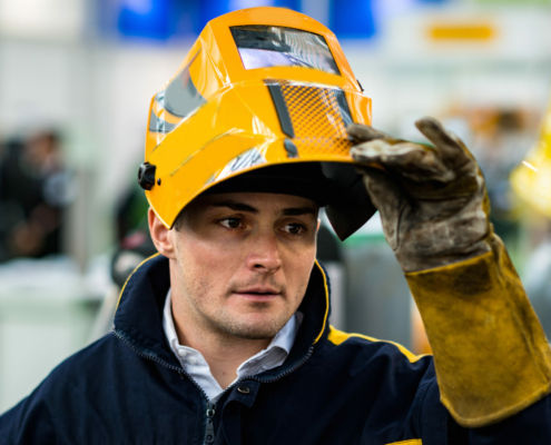 Soudeur amateur se préparant