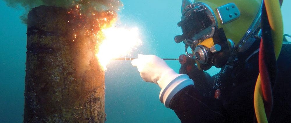 soudeur sous-marin réalisant une soudure industrielle sur structure métallique offshore