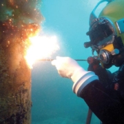 soudeur sous-marin réalisant une soudure industrielle sur structure métallique offshore