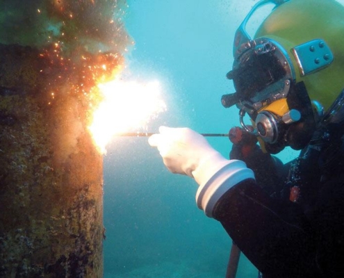 soudeur sous-marin réalisant une soudure industrielle sur structure métallique offshore